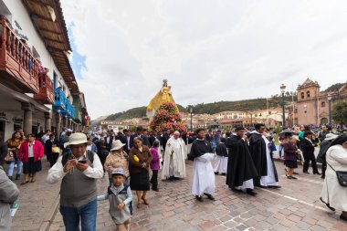 Cusco, Peru - Ekim 08, 2018: İnsanlar Bakire Meryem 'in dini geçidine katılıyor ve geleneksel maskeler ve elbiselerle Cusco, Peru' daki tarihi Cusco şehir merkezine yürüyorlar..