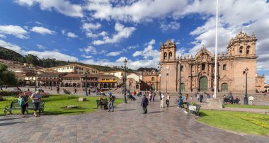 Cusco, Peru - 08 Ekim 2018: Cusco, Peru 'nun tarihi merkez meydanında yürüyen insanların görüntüsü