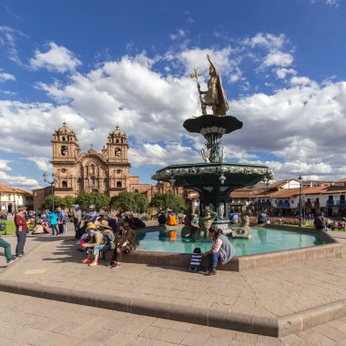 Cusco, Peru - 08 Ekim 2018: Cusco, Peru 'nun tarihi merkez meydanında dinlenen insanlar