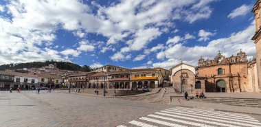 Cusco, Peru - 08 Ekim 2018: Cusco, Peru 'nun tarihi merkez meydanında yürüyen insanların görüntüsü