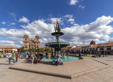 Cusco, Peru - 08 Ekim 2018: Cusco, Peru 'nun tarihi merkez meydanında dinlenen insanlar