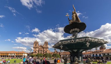 Cusco, Peru - 08 Ekim 2018: Cusco, Peru 'nun tarihi merkez meydanında dinlenen insanlar