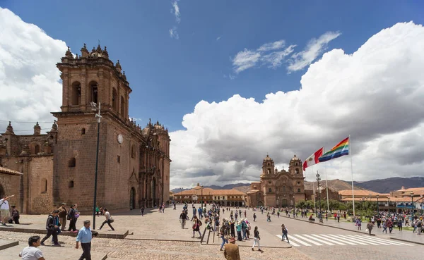Cusco, Peru - Ekim 07, 2018: Cusco, Peru 'nun tarihi merkez meydanında yürüyen insanları görmek