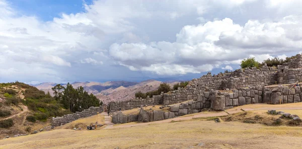 Cusco Peru Października 2018 Widok Turystów Spacerujących Twierdzy Sacsayhuaman Ruiny — Zdjęcie stockowe