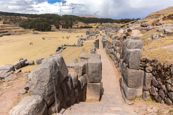 Cusco Peru Outubro 2018 Vista Turistas Caminhando Fortaleza Sacsayhuaman Ruínas — Fotografia de Stock