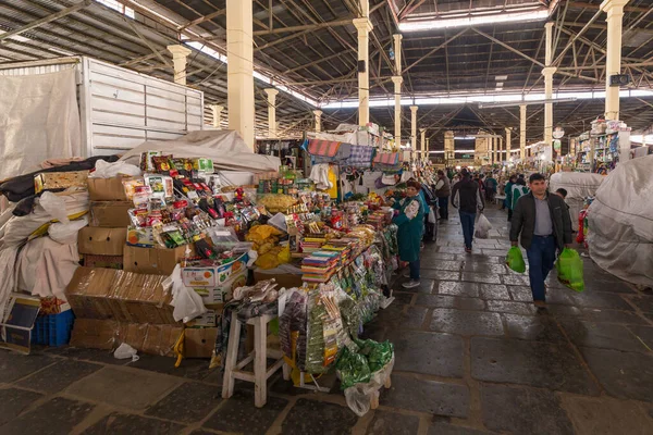 Cusco Peru Outubro 2018 Vista Pessoas Visitam Mercado San Pedro — Fotografia de Stock