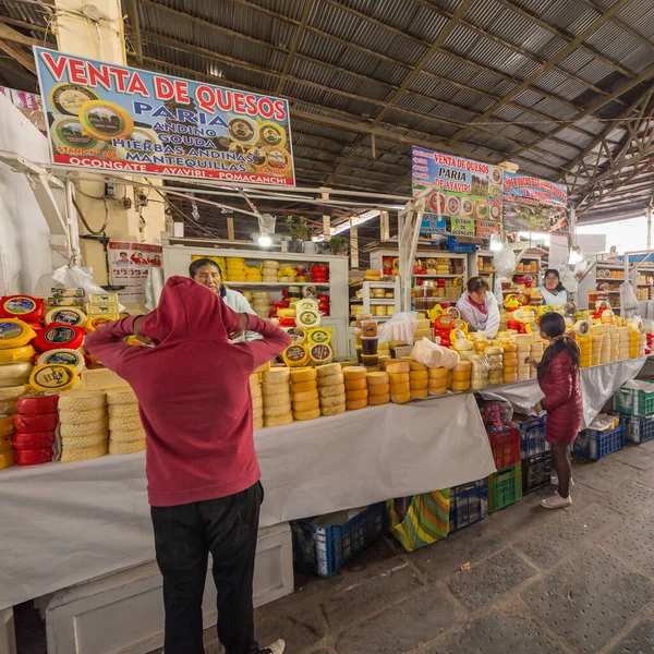 Cusco Peru Outubro 2018 Vista Pessoas Visitam Mercado San Pedro — Fotografia de Stock