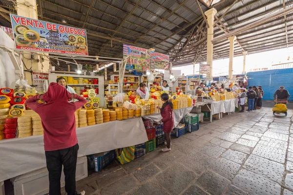 Cusco Peru Outubro 2018 Vista Pessoas Visitam Mercado San Pedro — Fotografia de Stock