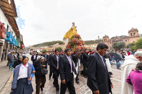 Cusco, Peru - Ekim 08, 2018: İnsanlar Bakire Meryem 'in dini geçidine katılıyor ve geleneksel maskeler ve elbiselerle Cusco, Peru' daki tarihi Cusco şehir merkezine yürüyorlar..