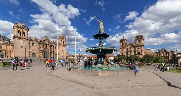 Cusco, Peru - 08 Ekim 2018: Cusco, Peru 'nun tarihi merkez meydanında dinlenen insanlar