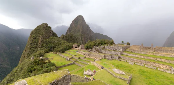 Machu Picchu Peru Oktober 2018 Zicht Toeristen Die Ruïnes Bezoeken Stockafbeelding