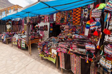 Pisac, Peru - Ekim 09, 2018: Peru 'daki Cusco, Peru pazarında geleneksel renkli yerli el işi kumaş