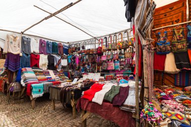 Pisac, Peru - Ekim 09, 2018: Peru 'daki Cusco, Peru pazarında geleneksel renkli yerli el işi kumaş