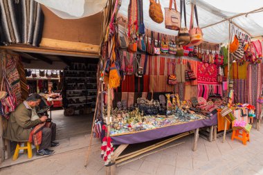 Pisac, Peru - Ekim 09, 2018: Peru 'daki Cusco, Peru pazarında geleneksel renkli yerli el işi kumaş