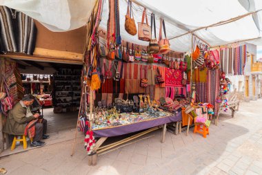 Pisac, Peru - Ekim 09, 2018: Peru 'daki Cusco, Peru pazarında geleneksel renkli yerli el işi kumaş