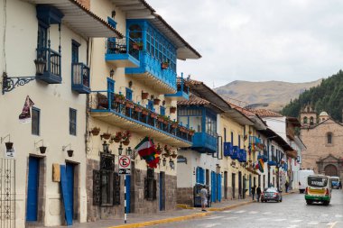 Cusco, Peru - Ekim 08, 2018: Peru 'nun Cusco kentinin tarihi merkezinde yer alan 17. yüzyılın geleneksel ve güzel balkonlarının manzarası.