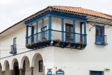Cusco, Peru - Ekim 08, 2018: Peru 'nun Cusco kentinin tarihi merkezinde yer alan 17. yüzyılın geleneksel ve güzel balkonlarının manzarası.
