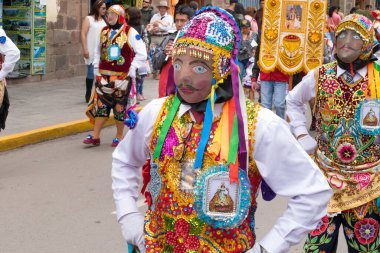 Cusco, Peru - Ekim 08, 2018: İnsanlar Bakire Meryem 'in dini geçidine katılıyor ve geleneksel maskeler ve elbiselerle Cusco, Peru' daki tarihi Cusco şehir merkezine yürüyorlar..