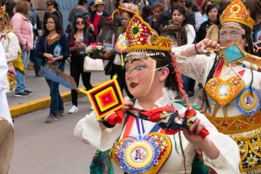 Cusco, Peru - Ekim 08, 2018: İnsanlar Bakire Meryem 'in dini geçidine katılıyor ve geleneksel maskeler ve elbiselerle Cusco, Peru' daki tarihi Cusco şehir merkezine yürüyorlar..