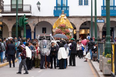 Cusco, Peru - Ekim 08, 2018: İnsanlar Bakire Meryem 'in dini geçidine katılıyor ve geleneksel maskeler ve elbiselerle Cusco, Peru' daki tarihi Cusco şehir merkezine yürüyorlar..