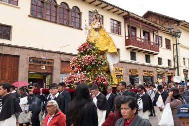 Cusco, Peru - Ekim 08, 2018: İnsanlar Bakire Meryem 'in dini geçidine katılıyor ve geleneksel maskeler ve elbiselerle Cusco, Peru' daki tarihi Cusco şehir merkezine yürüyorlar..