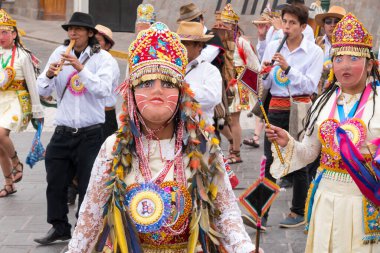 Cusco, Peru - Ekim 08, 2018: İnsanlar Bakire Meryem 'in dini geçidine katılıyor ve geleneksel maskeler ve elbiselerle Cusco, Peru' daki tarihi Cusco şehir merkezine yürüyorlar..