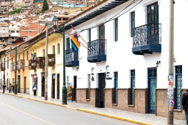 Cusco, Peru - Ekim 08, 2018: Cusco, Peru 'nun tarihi merkezinin sokaklarında yürüyen insanların görüntüsü