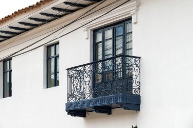 Cusco, Peru - Ekim 08, 2018: Peru 'nun Cusco kentinin tarihi merkezinde yer alan 17. yüzyılın geleneksel ve güzel balkonlarının manzarası.