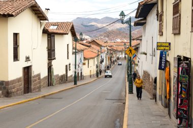 Cusco, Peru - Ekim 08, 2018: Cusco, Peru 'nun tarihi merkezinin sokaklarında yürüyen insanların görüntüsü
