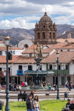 Cusco, Peru - 08 Ekim 2018: Cusco, Peru 'nun tarihi merkez meydanında yürüyen insanların görüntüsü