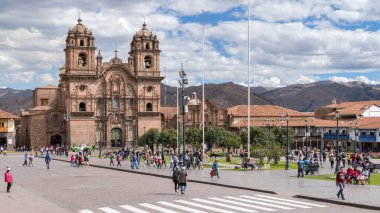 Cusco, Peru - 08 Ekim 2018: Cusco, Peru 'nun tarihi merkez meydanında yürüyen insanların görüntüsü