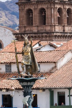 Cusco, Peru - 08 Ekim 2018: Cusco, Peru 'nun tarihi merkez meydanında bir heykel manzarası