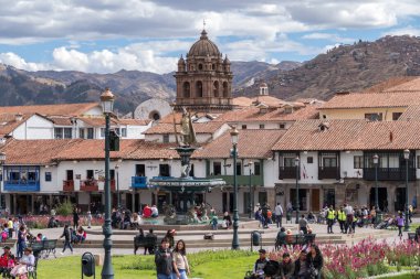 Cusco, Peru - 08 Ekim 2018: Cusco, Peru 'nun tarihi merkez meydanında yürüyen insanların görüntüsü
