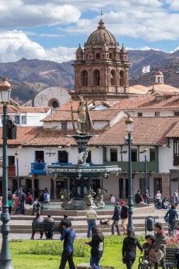 Cusco, Peru - 08 Ekim 2018: Cusco, Peru 'nun tarihi merkez meydanında yürüyen insanların görüntüsü