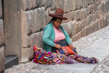 Cusco, Peru - Ekim 08, 2018: Geleneksel yerli giysili Quechua kadınları renkli tekstil satarak yerel el sanatları hediyelik eşyaları yapıyorlar