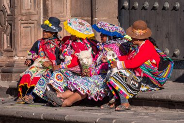 Cusco, Peru - Ekim 08, 2018: Cusco, Peru 'da dinlenen geleneksel yerli giysili Quechua kadınları