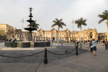 Lima, Peru 'nun tarihi merkez meydanında bir heykel görüntüsü