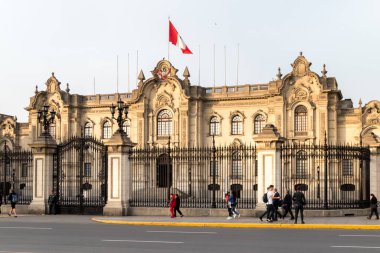 Lima, Peru - 11 Ekim 2018: Lima, Peru 'nun merkez meydanındaki başkanlık sarayı cephesi