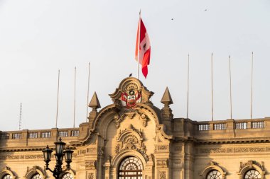 Lima, Peru - 11 Ekim 2018: Lima, Peru 'nun merkez meydanındaki başkanlık sarayı cephesi