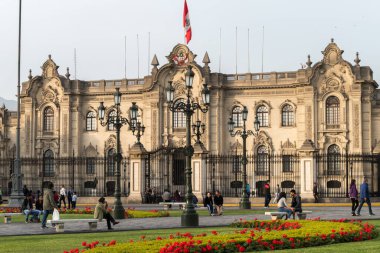Lima, Peru - 11 Ekim 2018: Lima, Peru 'nun merkez meydanındaki başkanlık sarayı cephesi