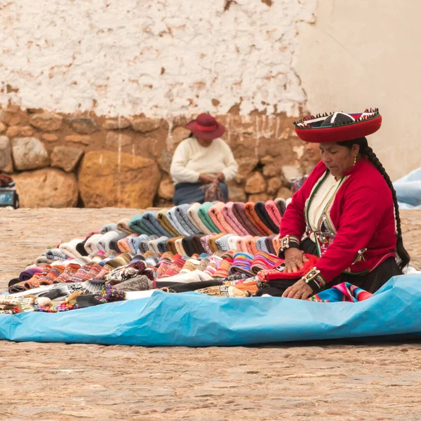 Chinchero Peru October 2018 Saleswoman Local Market Handmade Alpaca Textile — Stock Photo, Image