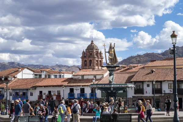 Cusco, Peru - 08 Ekim 2018: Cusco, Peru 'nun tarihi merkez meydanında yürüyen insanların görüntüsü