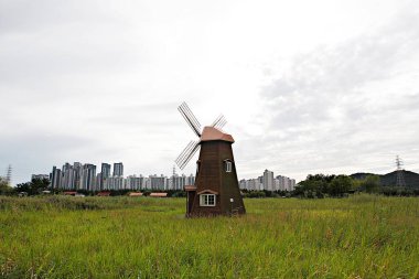 Köyde yel değirmeni