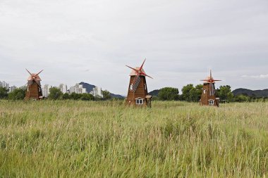 Dağlarda rüzgar değirmeni