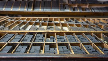 Baskı dolabına, eski matbaaya mektuplar konuldu.