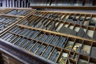 Yazdırma için gerekli her türlü tipografi ve aksesuarlara sahip eski baskı makinesi