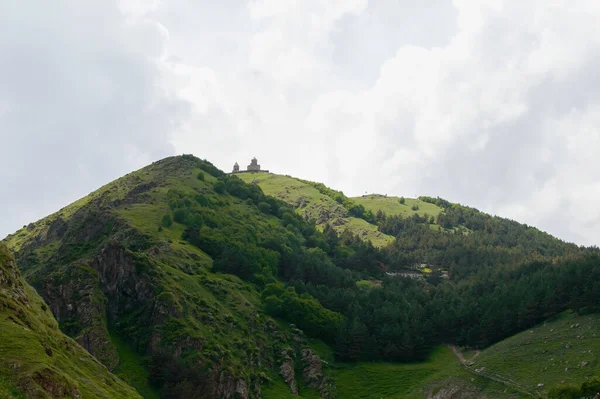 Cena Templo Solitário Cima Enormes Colinas Verdes Altas Florestas Coníferas — Fotografia de Stock