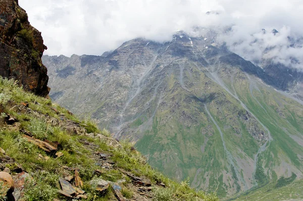 Hoge Majestueuze Bergen Met Besneeuwde Toppen Het Groen Heuvels Zijn — Stockfoto