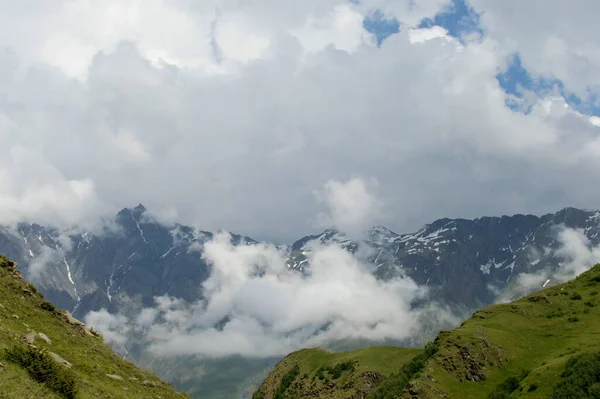 Zonlicht Breekt Door Majestueuze Rokerige Wolken Hangend Boven Een Grote — Stockfoto