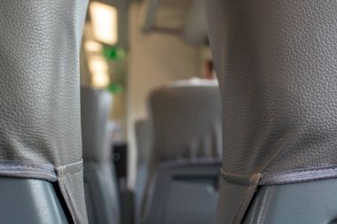 Gri tren koltukları ve katlanabilir masalar arasında çok yakın bir görüş. Şehrin içi, fotokopi alanı ile birlikte, kamuoyunun ekspres arka planı bulanıklaştı. Yolcu taşımacılığının yeni kabini.